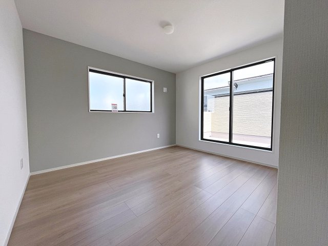 新築戸建・新築建売　郡山市片平町1期　小山田小・第六中の洋室|11.2帖の洋室は広々としておりご夫婦の主寝室としておすすめです！お部屋にはWIC収納とフリースペースがございます！
