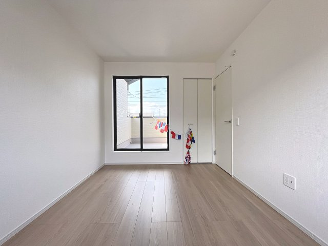新築戸建・新築建売　郡山市片平町1期　小山田小・第六中の洋室|北側のバルコニーへ出入りが可能です！落ち着きのある空間で自分だけのプライベートな時間をお過ごしください！
