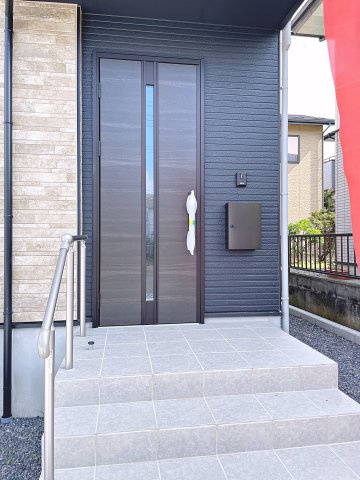 新築戸建・新築建売　郡山市片平町1期　小山田小・第六中の玄関|モニター付きインターホンで訪問者を確認できるので、防犯対策やプライバシー保護など安心です！