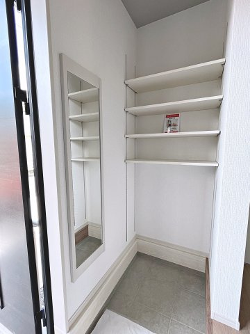 新築戸建・新築建売　郡山市片平町1期　小山田小・第六中の玄関|玄関収納はベビーカーやカー用品、アウトドアグッズ等の収納に便利です！