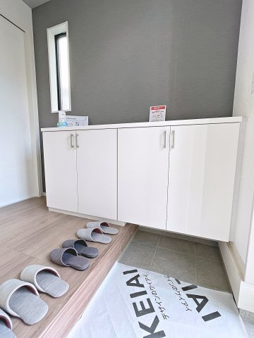 新築戸建・新築建売　郡山市片平町1期　小山田小・第六中の玄関|大容量のシューズボックスがあり収納豊富な玄関スペース。小窓から日差しが入り明るい玄関です！
