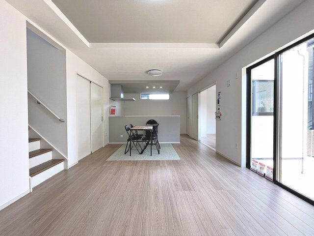 新築戸建・新築建売　郡山市片平町1期　小山田小・第六中の居間・リビング|窓が大きく明るいリビングダイニングはご家族皆さんのくつろぎの空間です！