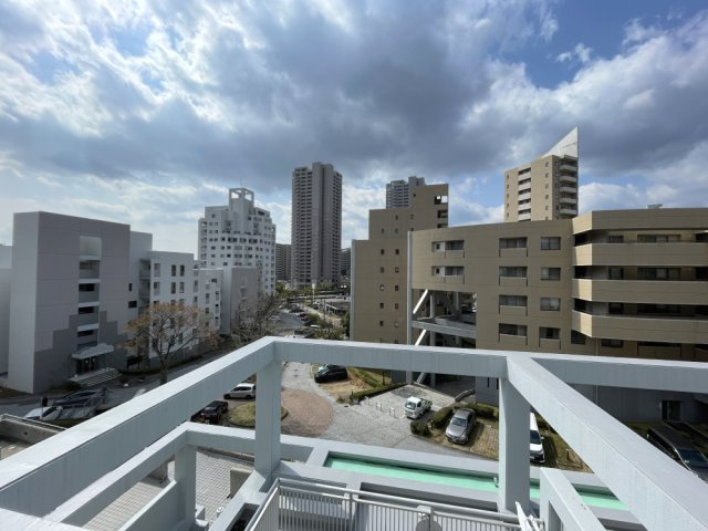 AcityヒルズステージⅠ番館の展望|陽当たりと風通しのよい南向き。当団地は緩やかな傾斜がある場所となり3階のため見晴らしのよい眺望です。