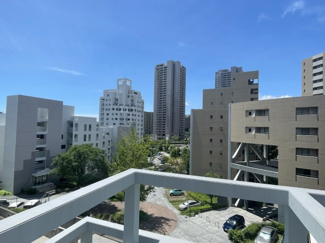 AcityヒルズステージⅠ番館の展望|陽当たりと風通しのよい南向き。当団地は緩やかな傾斜がある場所となり3階のため見晴らしのよい眺望です。