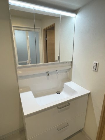 AcityヒルズステージⅠ番館の独立洗面台|洗面ボウル一体型でお手入れ簡単、清潔感のある洗面化粧台です。三面鏡裏は細々としたケア用品をしまえます