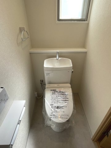 AcityヒルズステージⅠ番館のトイレ|新品の温水洗浄便座トイレです。安定して流せる点がメリットのタンク式。換気窓もあります。