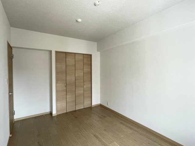 AcityヒルズステージⅠ番館の洋室|洋室約7.1帖。全室6帖以上収納付き。家具の種類やサイズの選択肢が広がる、ゆとりの広さです。