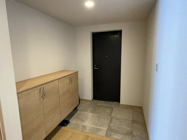 AcityヒルズステージⅠ番館の玄関|住まいの雰囲気を印象付ける玄関は、雑貨などで装飾できるカウンタータイプの下足入れが備わっています。