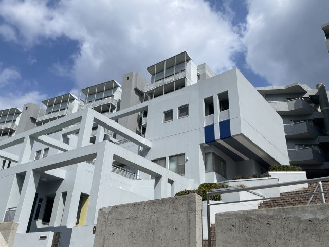 AcityヒルズステージⅠ番館の外観|採光性の高い角住戸。玄関前には別棟につながるスカイブリッジがあります。