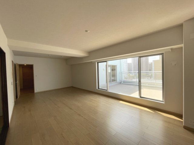 AcityヒルズステージⅠ番館の居間・リビング|専有面積104㎡以上の大空間！全面リフォーム済（2024年12月）で快適な南向きのペット可物件です！