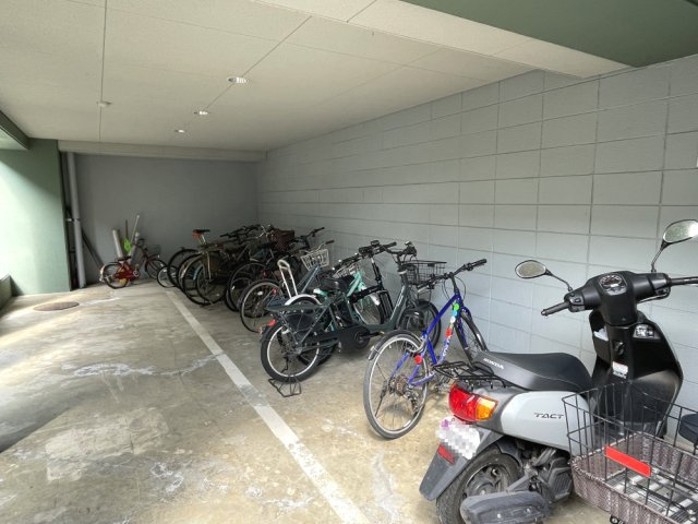 AcityヒルズステージⅠ番館のその他|（駐輪場）ファミリーマートＡシティー店が徒歩2分。スーパーマックスバリュ西風新都店は徒歩12分です。