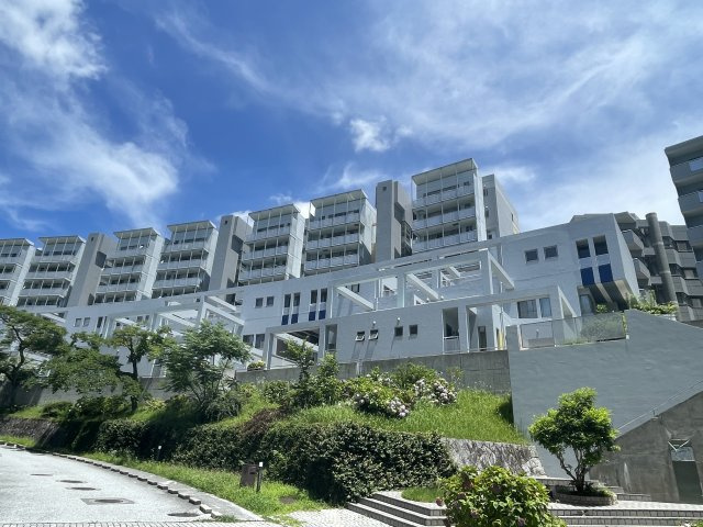 AcityヒルズステージⅠ番館の外観|広島電鉄「Aシティ中央バス停」徒歩3分。機能性と美観を両立させた建築デザインのマンションです！