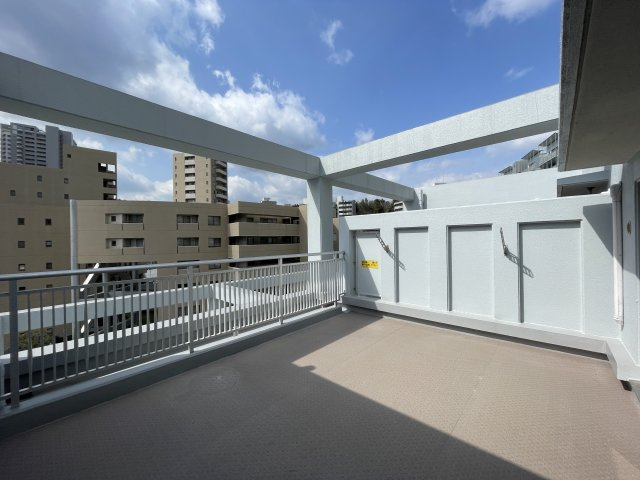 AcityヒルズステージⅠ番館のバルコニー|アウトドアリビングとして寛いだり、お子様のプール遊びも！ペットも喜ぶ「ルーフバルコニー」です！