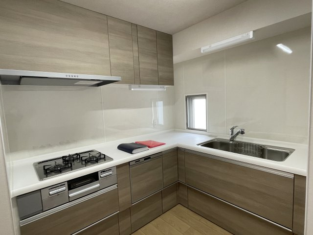 AcityヒルズステージⅠ番館のキッチン|広々スペースの独立型、手際よく料理ができるL型キッチン。食洗乾燥機やたっぷり収納で機能的です！