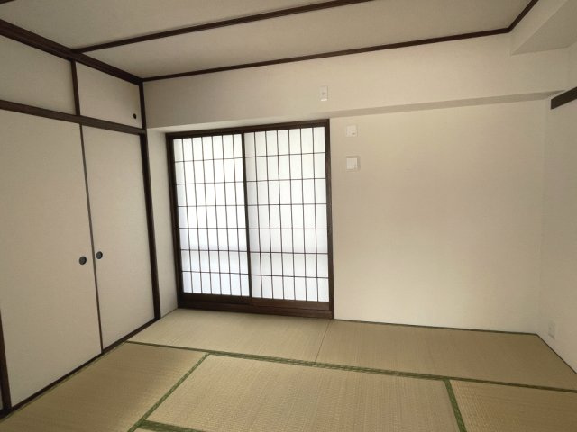 AcityヒルズステージⅠ番館の和室|障子戸から拡散される柔らかな光で落ち着ける和室約6帖にもバルコニーがあります。通風良好です！