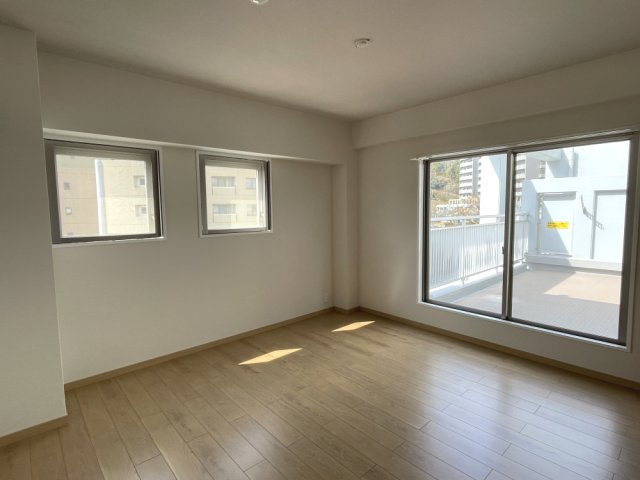 AcityヒルズステージⅠ番館の洋室|ルーフバルコニーに面した洋室は広々約9.0帖！南と西開口のあたたかい住空間です。