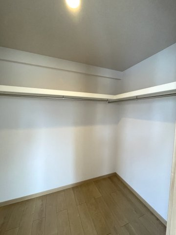 AcityヒルズステージⅠ番館の収納|洋室約9.0帖はウォークインクローゼットを完備しています。ポール付きのためしっかり収納できます！