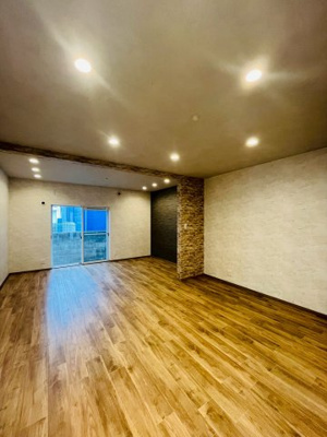 【居間・リビング】 | 城東区東中浜７丁目中古戸建 | LDK（約18.0帖）：広々使えるLDK。家具のレイアウトもしやすそうです。