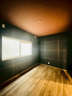 【洋室】 | 城東区東中浜７丁目中古戸建 | 洋室（約5.5帖）：深い色のクロスセレクト。読書や作業に集中したい時におすすめの一室です。