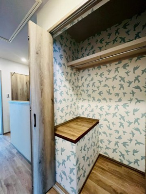 【収納】 | 城東区東中浜７丁目中古戸建 | 廊下の収納スペース。5.5帖の洋室の正面にあります。
また、屋根裏収納へもこの廊下のはしごから昇ることができます。