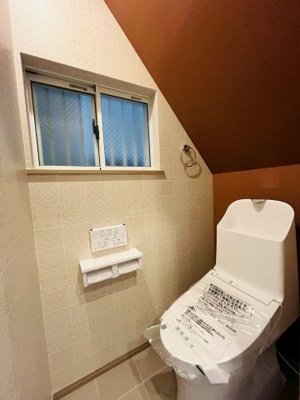 【トイレ】 | 城東区東中浜７丁目中古戸建 | 温水洗浄便座完備の洋式トイレ。手元で操作できる壁面リモコンで快適な使い心地。
各階にあるため、お手洗いのために階段を昇り降りする必要もありません。