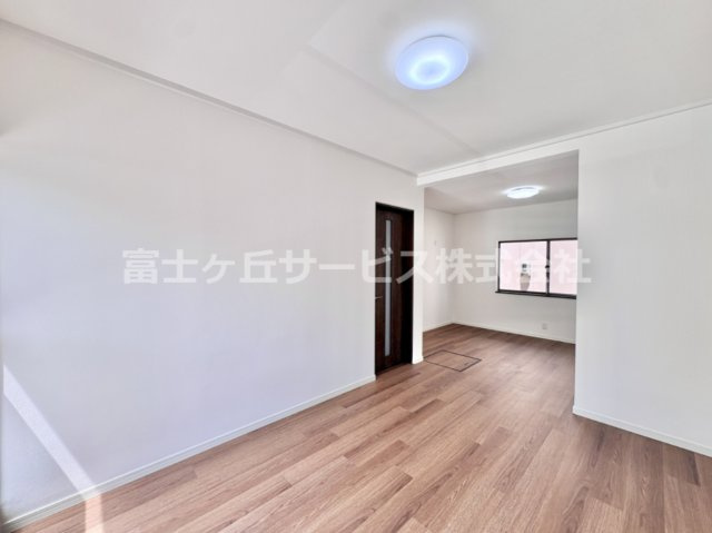 【居間・リビング】 | 豊橋市多米東町3丁目 中古戸建て | ゆったりとしたリビングです