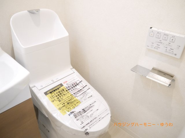 【トイレ】 | 三田小茂根コーポ | 白を基調とした清潔感があるトイレ。温水洗浄便座付きです。