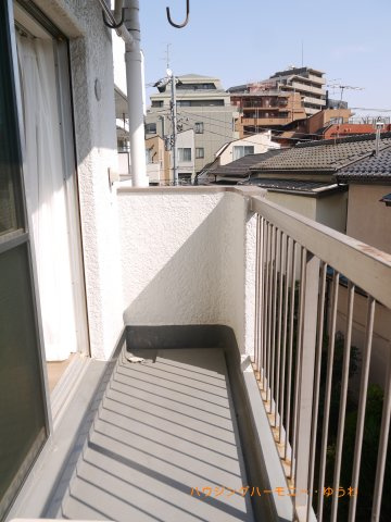 【バルコニー】 | 三田小茂根コーポ | 充分な広さと幅が確保されたバルコニー。天気が良い日には太陽の陽が差し込み、心地よいバルコニーです。