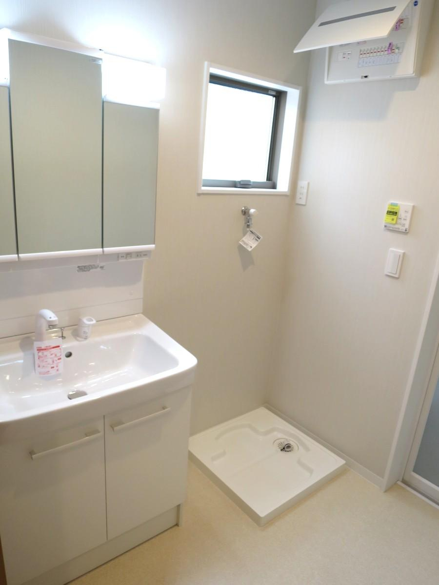 高知市旭天神町A　未入居戸建ての独立洗面台|朝の身支度には欠かせない独立洗面化粧台