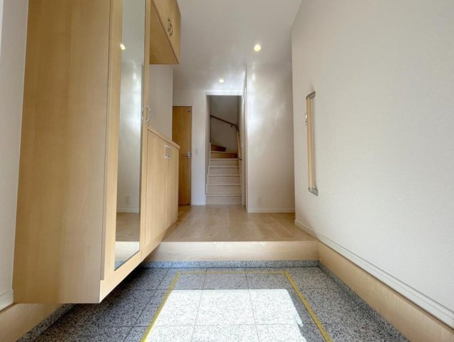 川口市領家三丁目戸建の玄関|収納もある玄関です