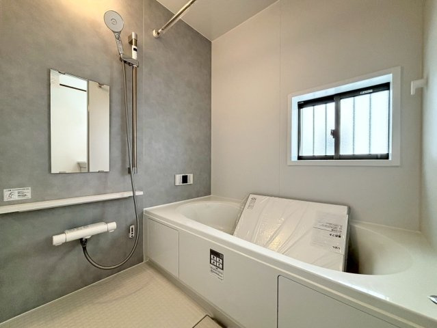 町田市成瀬2丁目の浴室|ゆったりとした浴槽と広めの洗い場で、毎日のバスタイムが心地よく過ごせます♪窓から自然光が差し込み、明