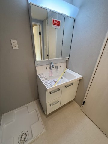 板橋ハイタウンの独立洗面台|独立洗面台、小物を置くことができて便利です