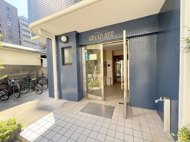大阪市東淀川区東中島１丁目の賃貸マンションのエントランス