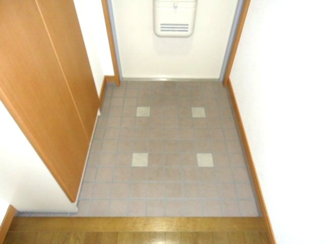 八事スチューデントビルの玄関