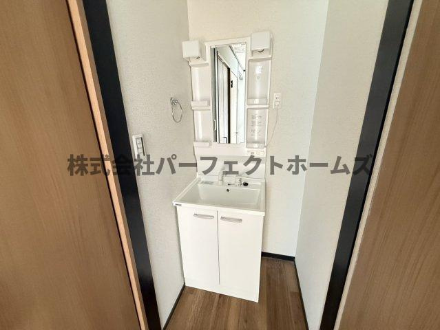 DMハイツ松丘の独立洗面台|朝の支度にも助かる、独立の洗髪洗面化粧台