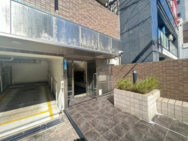プレサンス難波WESTのエントランス