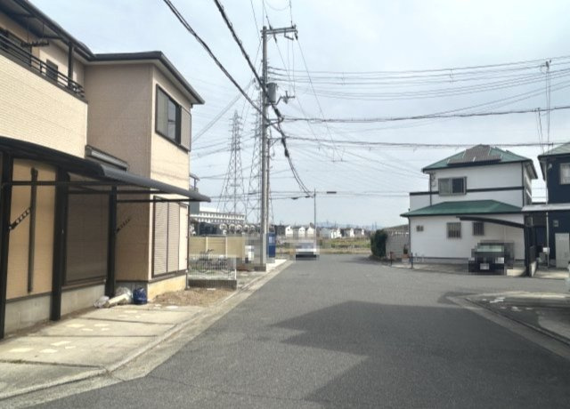 和泉市小田町戸建の前面道路含む現地写真|前面道路幅員約6.9ｍ