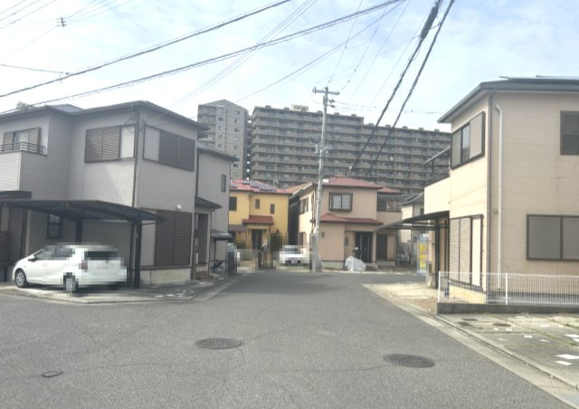 和泉市小田町戸建の前面道路含む現地写真|南西角地