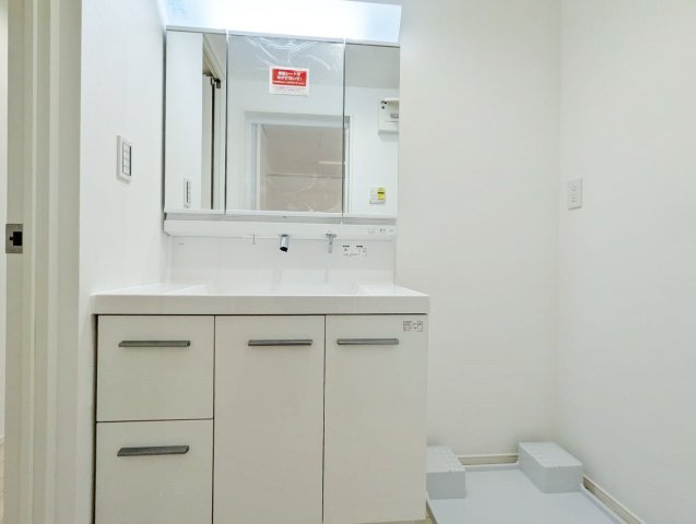 練馬区高松6丁目 全6棟 2号棟の独立洗面台|使いやすい三面鏡の洗面台
鏡裏やベースキャビネットなど収納が豊富なので水回りをキレイにお使い頂けます
広々とした洗面室はお子様との入浴にも充分なスペースがございます(2号棟)