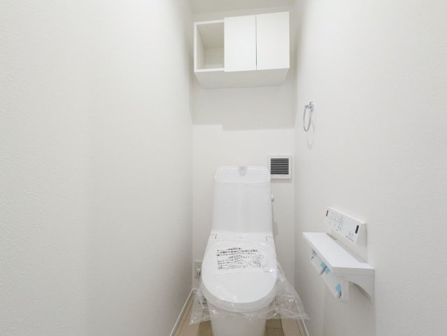 練馬区高松6丁目 全6棟 2号棟のトイレ|トイレは1階と2階にそれぞれに設置しています
忙しい朝に便利です(2号棟)