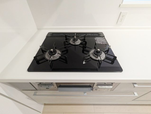 練馬区高松6丁目 全6棟 2号棟のキッチン|手軽にお手入れができるガラストップコンロを装備しています