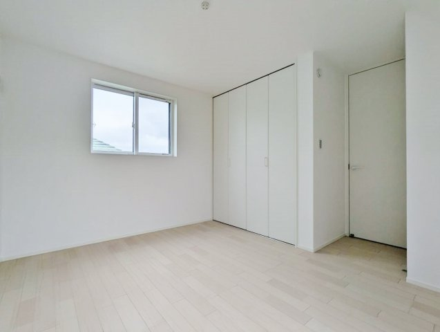 練馬区高松6丁目 全6棟 2号棟の洋室|3階6.1帖洋室は3面開口の明るく快適な空間です
壁面ワイドなクローゼットが魅力的です(2号棟)