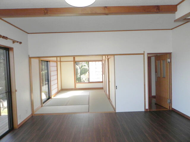 大室高原別荘地(シャボテン)の内装|リビング横には続き間の和室があり、広々とお使いいただけます。
