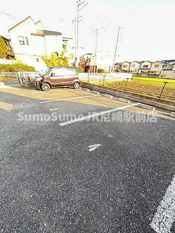 レオパレスグリーンアンバーの駐車場