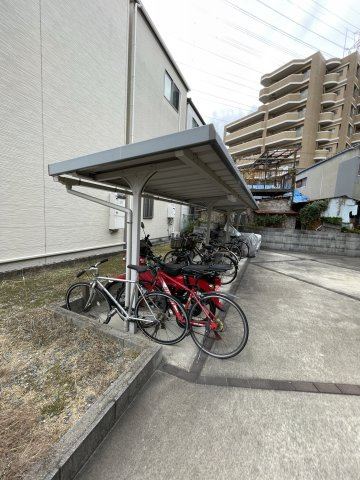 アザレアの駐車場