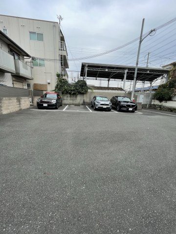 アザレアの駐車場
