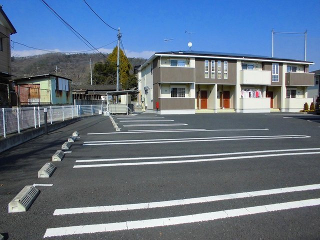 カーサ・プラシードＢの駐車場