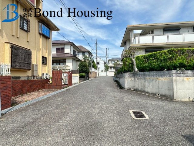 駐車2台　耐震等級3　西区樫野台2丁目　A号棟　新築戸建の前面道路含む現地写真