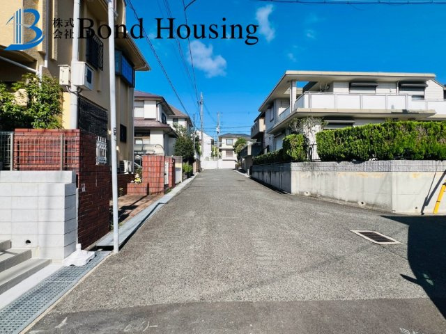 駐車2台　耐震等級3　西区樫野台2丁目　A号棟　新築戸建の前面道路含む現地写真