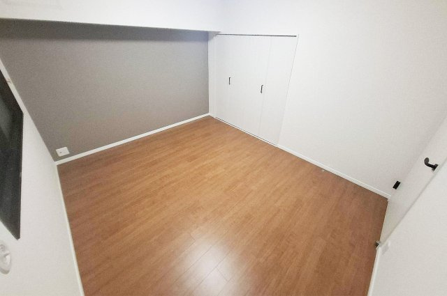 シティパーク北野田の内装|納戸：壁・天井クロス、フローリング貼替済み。